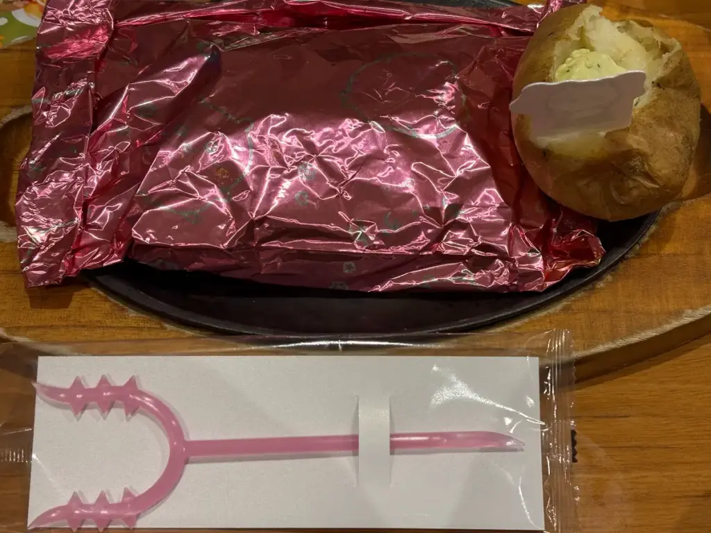 ココス、ちいかわのトマトクリーム包み焼きハンバーグ。運ばれてきた状態。