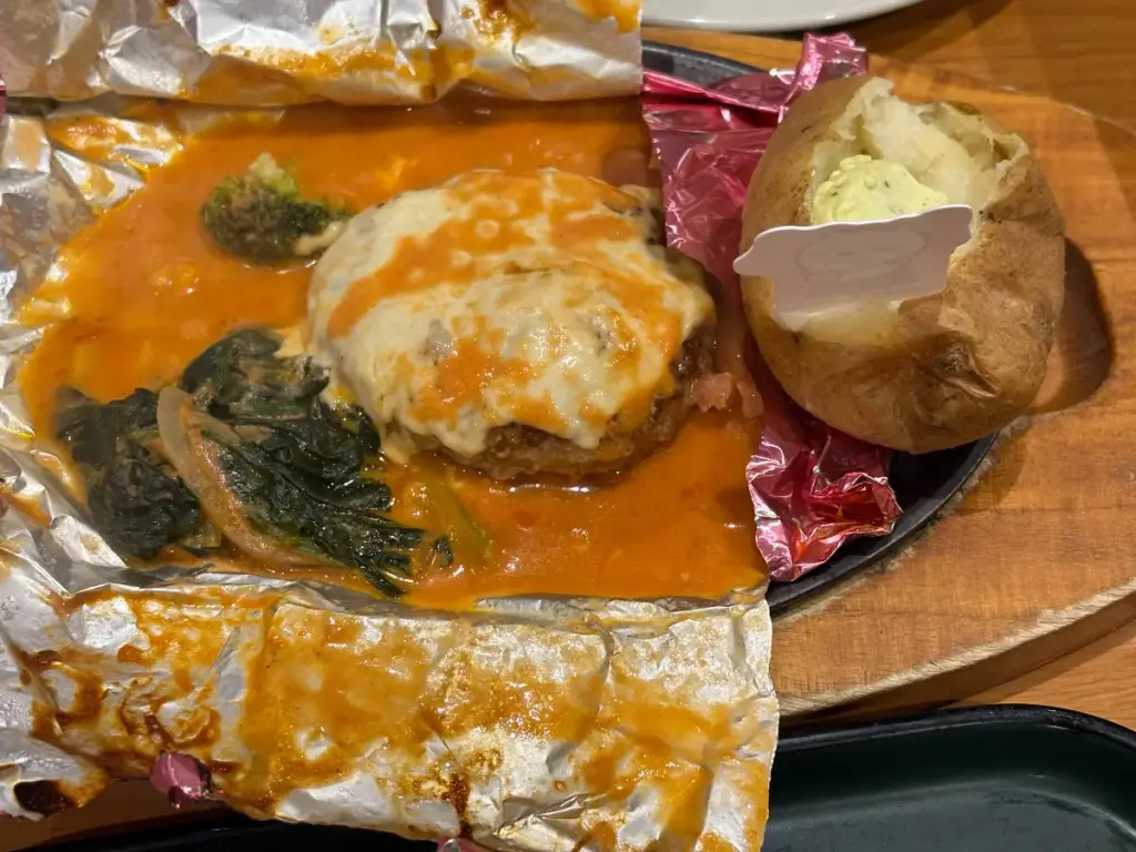 ココス、ちいかわのトマトクリーム包み焼きハンバーグ。アルミホイル剥いた状態。