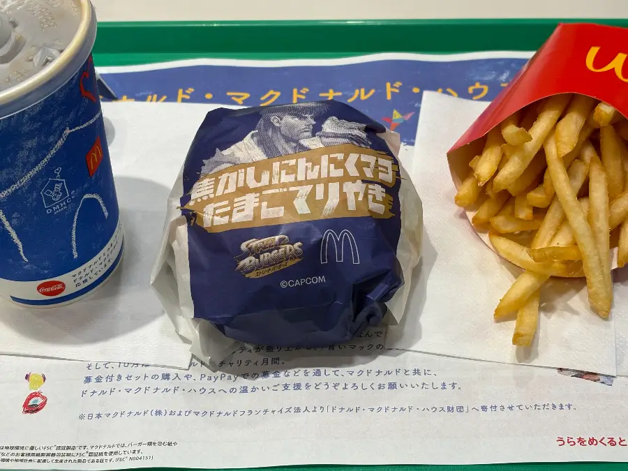 マクドナルド「焦がしにんにくマヨたまごてりやき」セットの実食写真。ポテトとアイスコーヒー付きで、ストリートファイターコラボの限定パッケージ。