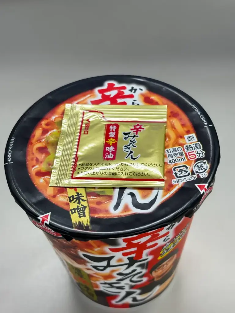 フタの上に特製辛味油が付いた辛みそきん