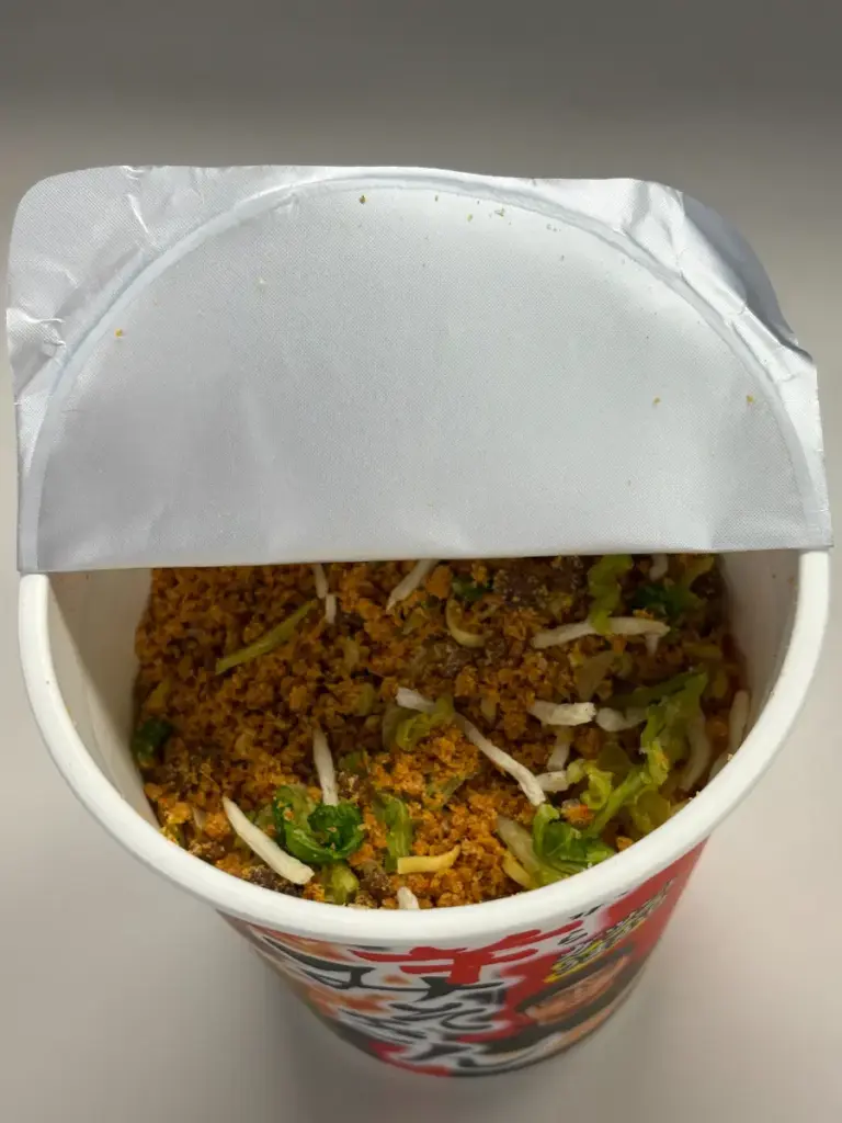 開封直後の辛みそきん。具材はキャベツともやし中心