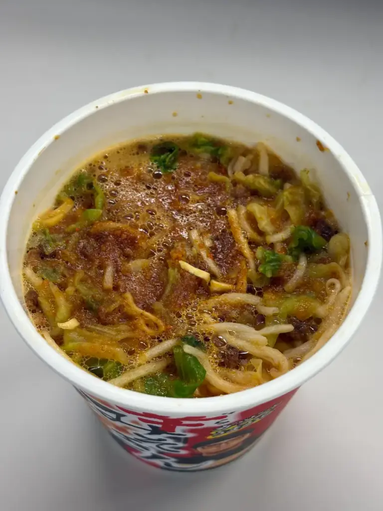 お湯を入れて5分、スープの香りが立ちのぼる辛みそきん