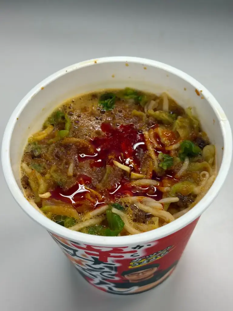 特製辛味油を投入して真っ赤に染まるスープ