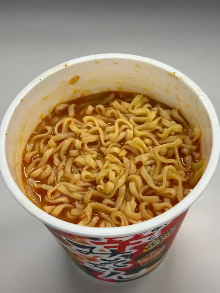 混ぜた直後の辛みそきんスープ。食欲をそそる色合い