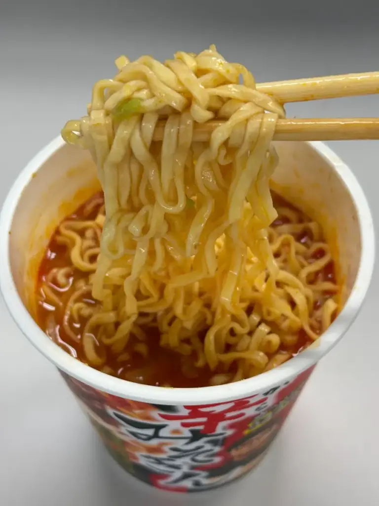 箸で持ち上げた辛みそきんの麺
