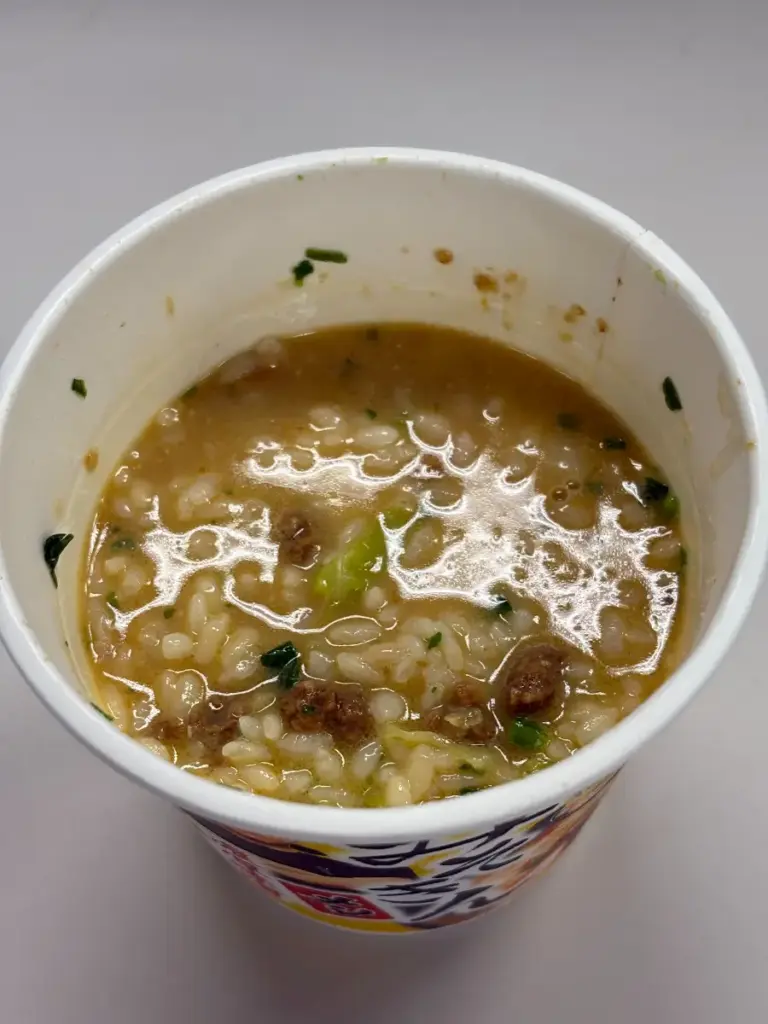 お湯を注ぎ、5分待ってフタを開けた新みそきんメシ。味噌スープの香りが立ちのぼる。