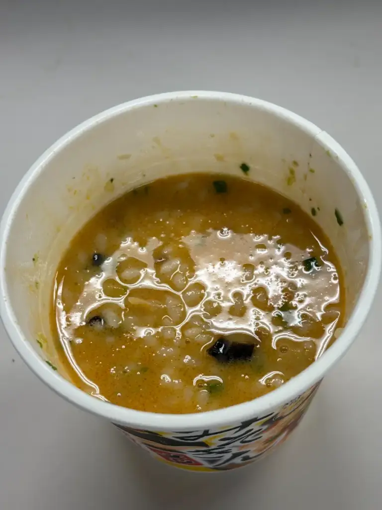 よくかき混ぜた後の新みそきんメシ。スープとご飯がとろりと混ざって艶やかに仕上がっている。