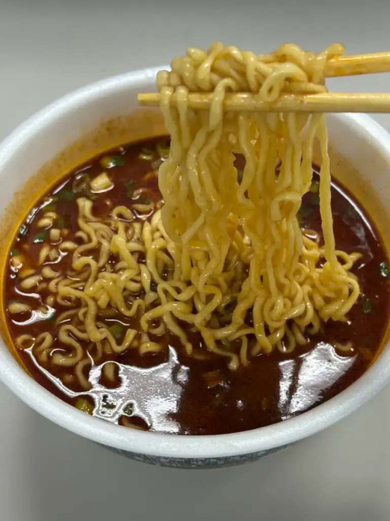 寿がきや 麵処井の庄監修 辛さひかえ辛辛魚、麺リフト画像